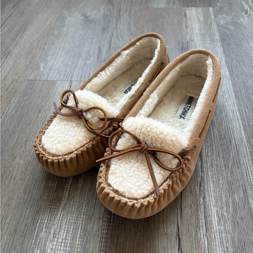 Minnetonka Tan and Cream Fuzzy Moccasins